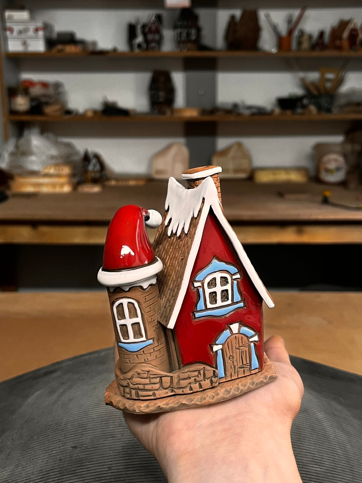 Weihnachtshäuschen mit roter Mütze, Keramik-Räucherhaus (A40) – CeramicsHut