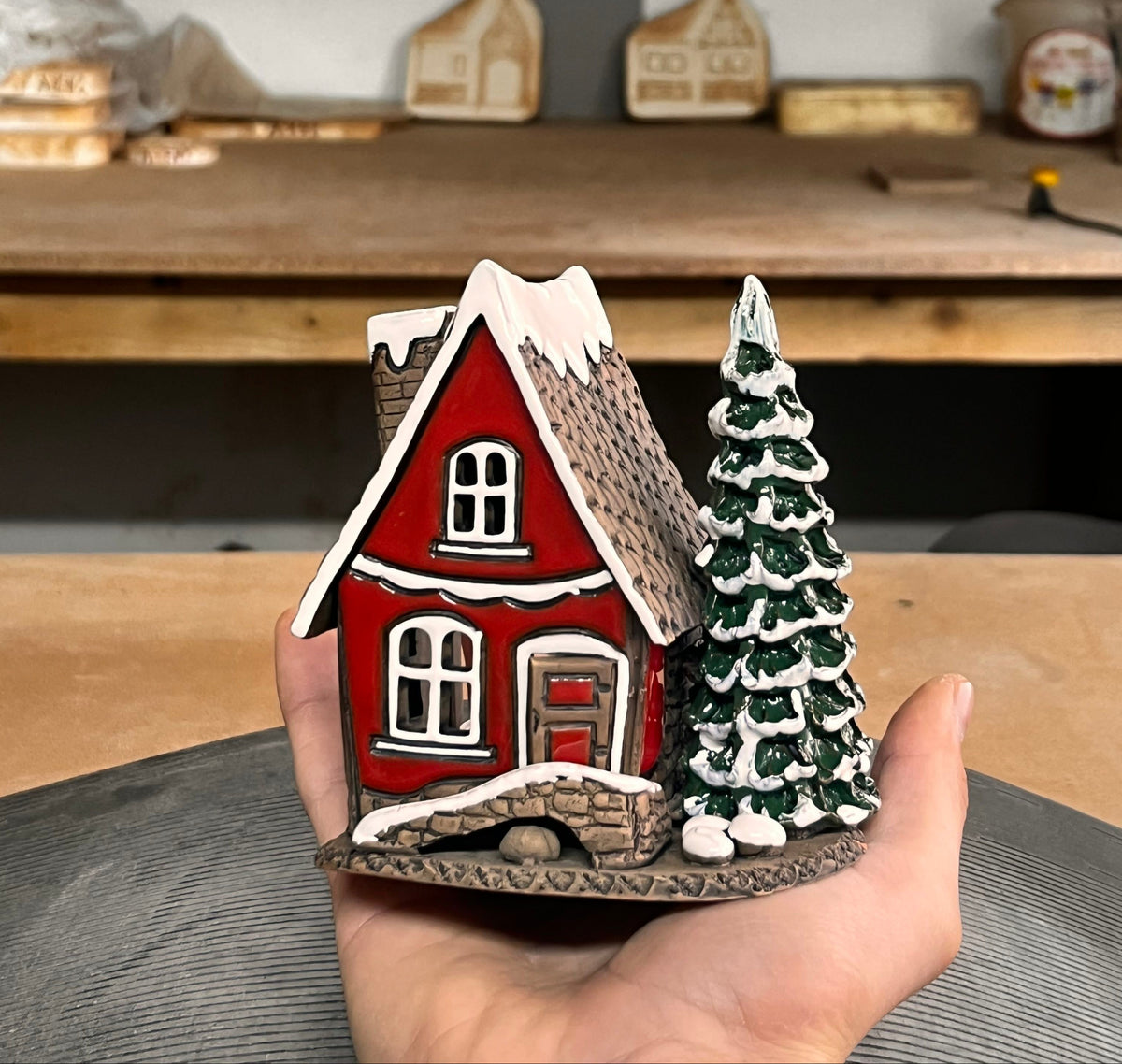 Rotes Weihnachtshaus, Keramik-Duftlampe und Teelichthalter (A74) – CeramicsHut