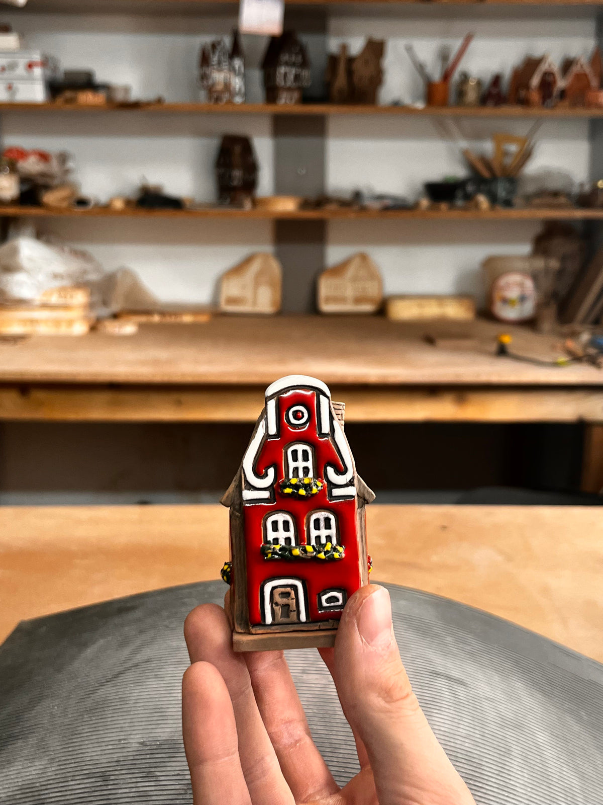 Kleines rotes Weihnachtshaus, Keramik-Räucherhaus (A142) – CeramicsHut