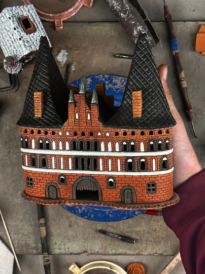 Rotes Backsteinschloss, Keramik-Duftlampe und Teelichthalter (A122)