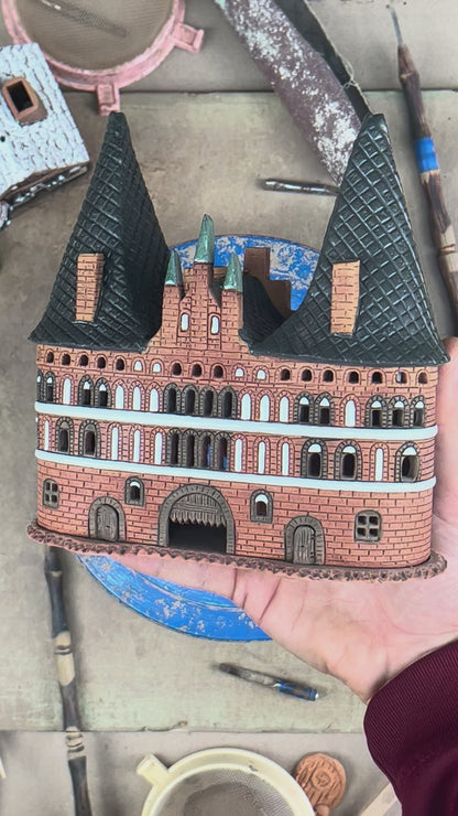 Rotes Backsteinschloss, Keramik-Duftlampe und Teelichthalter (A122)