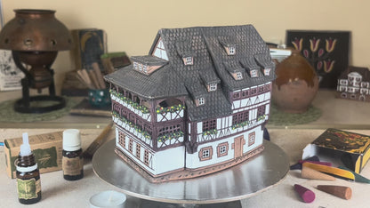 Großes Fachwerk-Herrenhaus, Keramik-Duftlampe und Teelichthalter (A157)